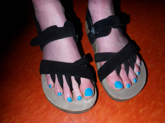 Sandalias negras de mujer con separador de dedos de modora.es